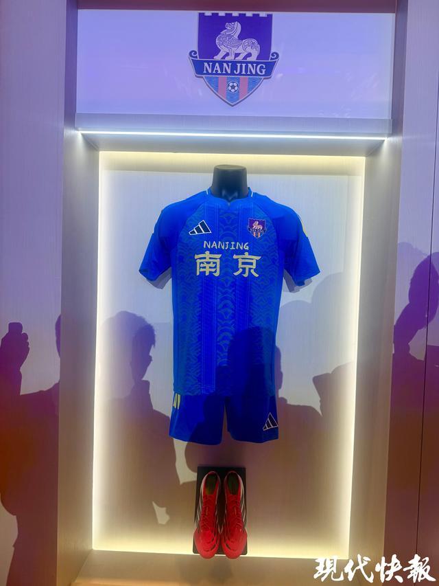 开云集团-2026苏超十三队主客场比赛服正式发布，“十三太保”都有专属设计